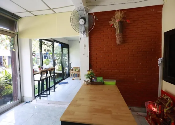 Banana Donmuang بيت شباب *